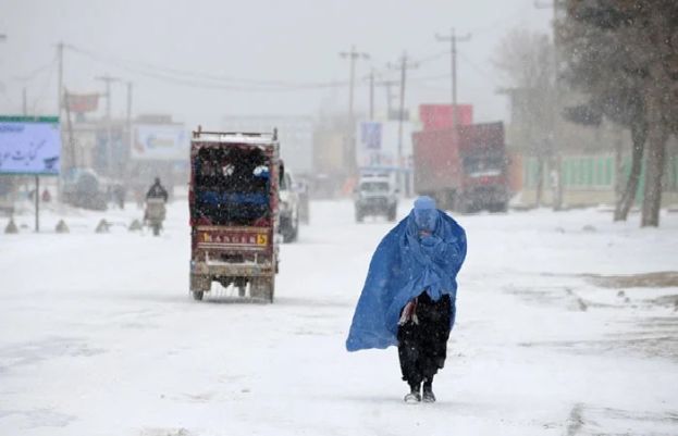 افغانستان کے صوبوں بلخ اور فاریاب میں ہونے والی برفباری میں 15 افراد ہلاک اور 30 سے زائد زخمی ہو گئے ہیں