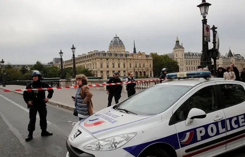 فرانس کے دارالحکومت میں چاقو بردار شخص کے حملے میں پولیس افسر سمیت 4 افراد ہلاک ہوگئے