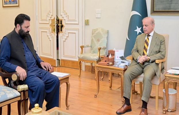 وزیراعظم محمد شہباز شریف سے وزیراعلیٰ گلگت بلتستان امجد حسین ملاقات کر رہے ہیں