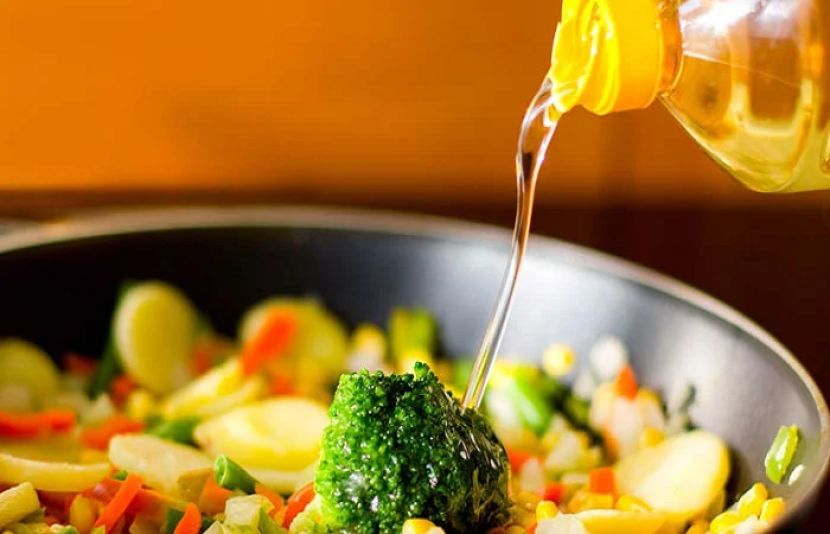 ماہرین خبردار کرتے ہیں کہ کھانے میں استعمال ہونے والا زیادہ تیل دل کی شریانوں کے لیے نقصان دہ ثابت ہو سکتا ہے