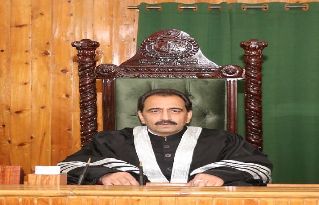 گلگت میں نامعلوم دہشت گردوں کی ہائی کورٹ کے جج ملک عنایت الرحمٰن کی گاڑی پر فائرنگ