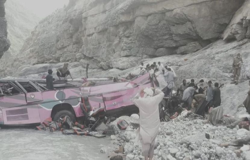 ژوب میں مسافر بس بریک فیل ہونے سے کھائی میں جاگری