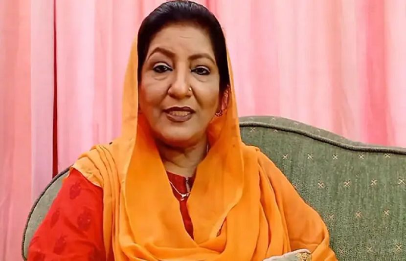 پاکستان کی معروف نیوز کاسٹرعشرت فاطمہ نے لگ بھگ ایک عشرے بعد پی ٹی وی دوبارہ جوائن کرلیا ہے