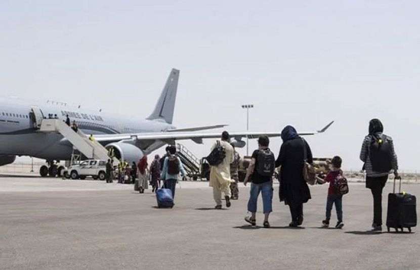 افغانستان کی تیزی سے بدلتی صورتحال، کابل ایئرپورٹ پر ڈالروں کا راج