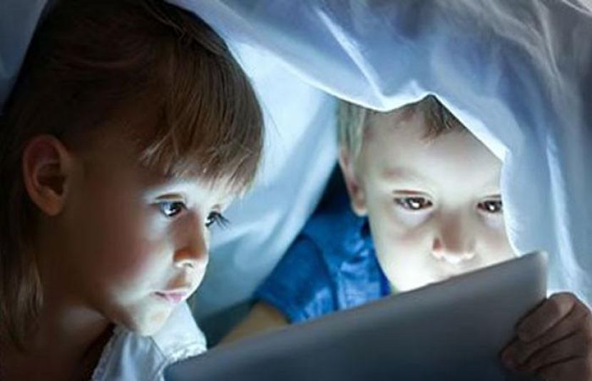 کم عمر بچے اور موبائل فون