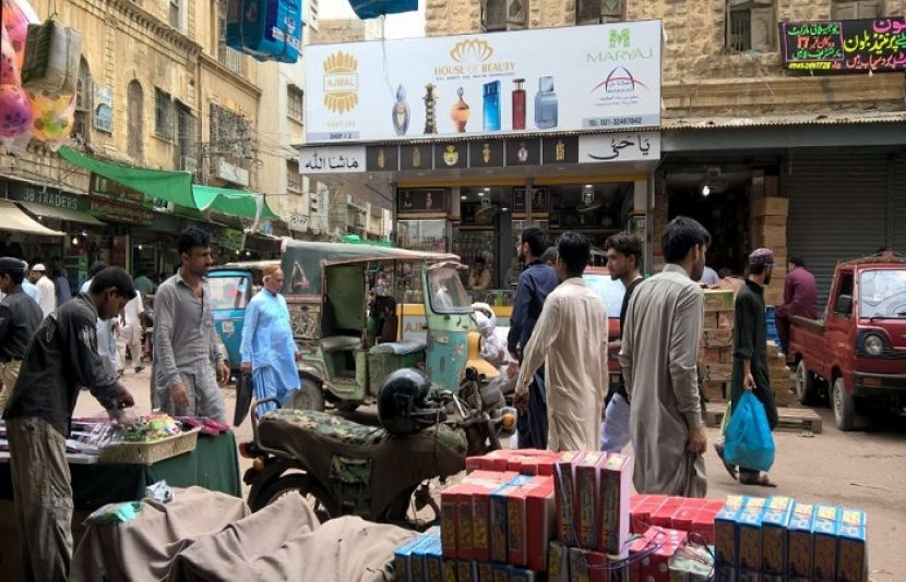 کراچی کے تاجروں نے 15 اپریل بدھ سے دکانیں کھولنے کا اعلان کردیا۔