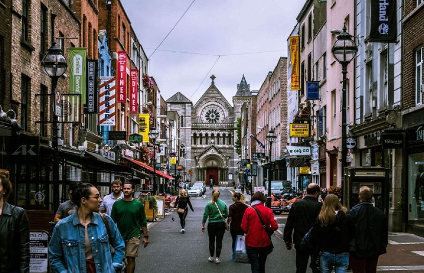 آئر لینڈ کے وزیر اعظم مائیکل مارٹن نے ملک میں کورونا پابندیاں اٹھانے کا اعلان