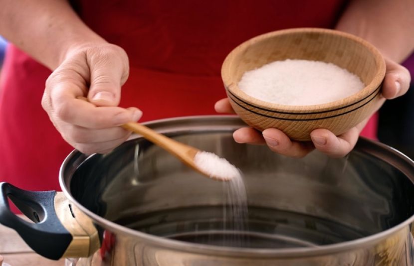 نمک (سوڈیم) کا زیادہ استعمال براہِ راست اور خودمختار طور پر پہلی بار ہارٹ فیلئر کا سبب بن سکتا ہے