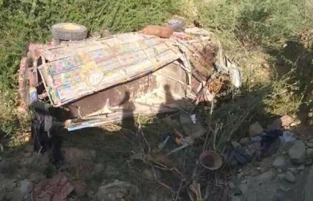 بلوچستان کے ضلع حب میں زائرین سے بھرا ٹرک کھائی میں گرنے سے17افراد جاں بحق ہو گئے
