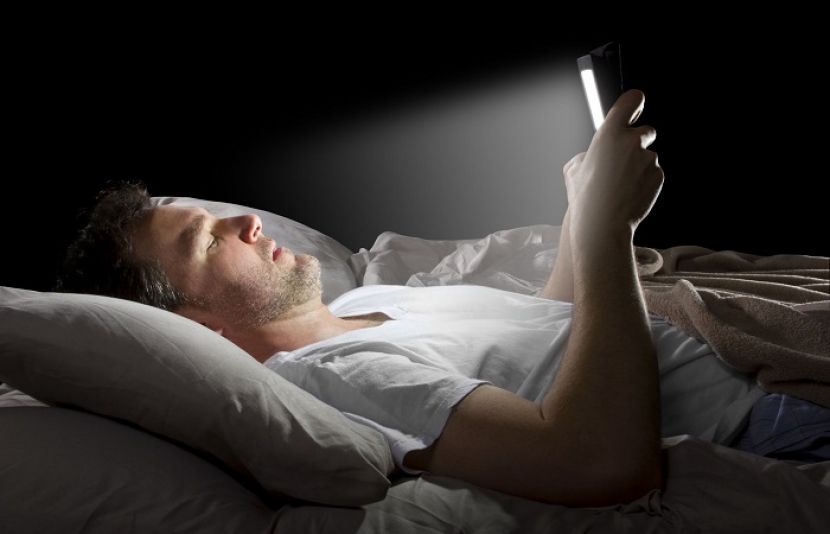 اسمارٹ فون ہاتھ میں ہونے سے دماغ نیند کا باعث بننے والا کیمیکل میلاٹونین کی مقدار بڑھاتا نہیں۔