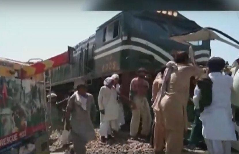 کراچی سے لاہور جانے والی ٹرین کی زد میں ویگن آگئی