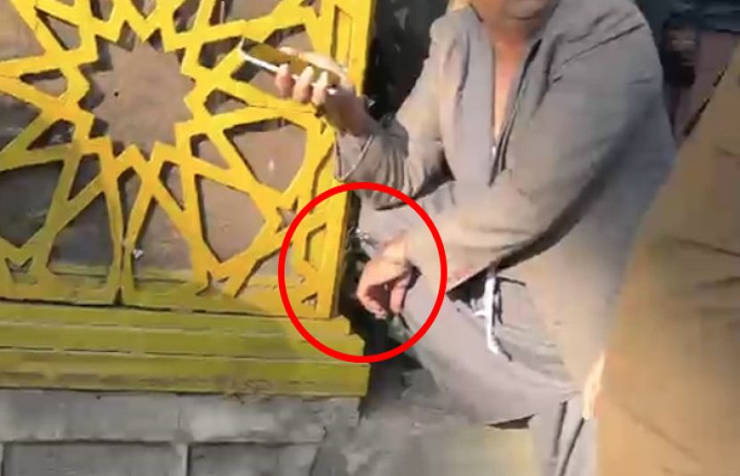 مری میں پولیس کا شہری پر غیر معمولی اقدام، ہتھکڑی لگا کر پول سے باندھ دیا