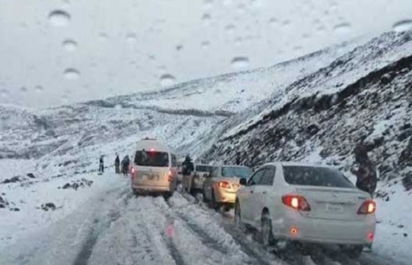 برف باری سے بابوسر شاہراہ ٹریفک کیلئے بند