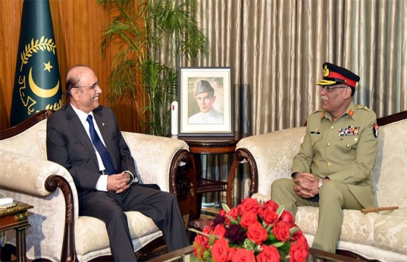 صدر آصف علی زرداری سے چیئرمین جوائنٹ چیفس آف اسٹاف کمیٹی (سی جے سی ایس سی) جنرل ساحر شمشاد مرزا   ایوان صدر میں ملاقات کر رہے ہیں 