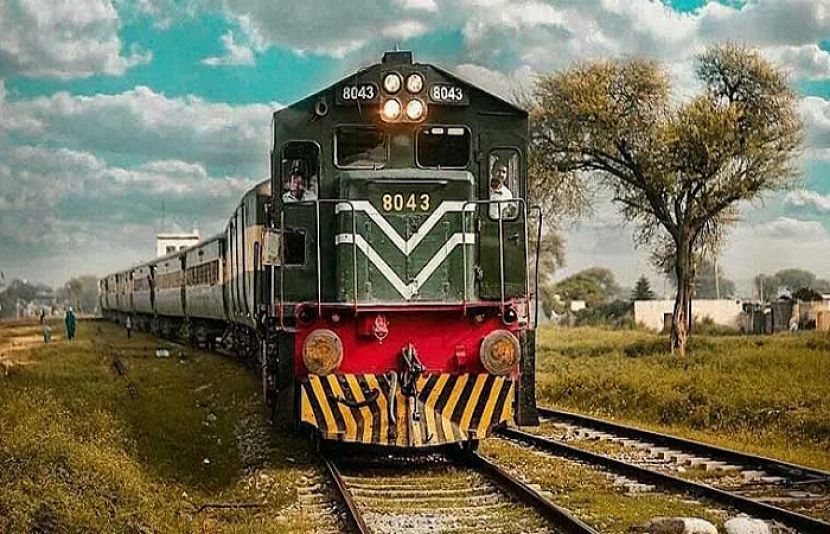 عید خصوصی ٹرین کوئٹہ سے پشاور کیلئے مسافروں کو لیکر روانہ ہو گئی