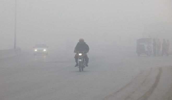 A picture of fog on Saggian Pul in Lahore