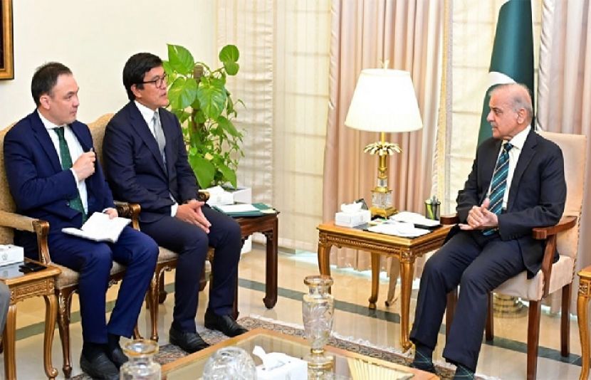 وزیرِ اعظم شہباز شریف سے کرغیزستان کابینہ کے ڈپٹی چیئرمین عادل بیسالوف کی قیادت میں وفد نے ملاقات کی۔