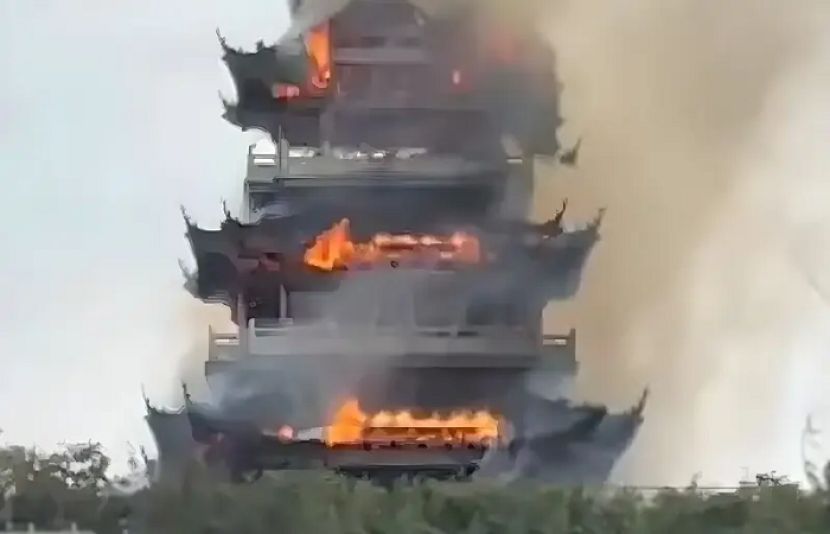 چین کے مشہور پہاڑی مندر میں سیاح کے غیر محتاط موم بتیوں کے استعمال سے آگ بھڑک اٹھی