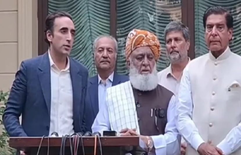 امیر جے یو آئی مولانا فضل الرحمان اور چیئرمین پی پی پی بلاول بھٹو زرداری مشترکہ پریس کانفرنس کر رہے ہیں