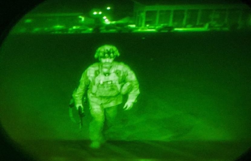 افغانستان چھوڑنے والا آخری امریکی فوجی کون؟ تصویر سامنے آگئی 