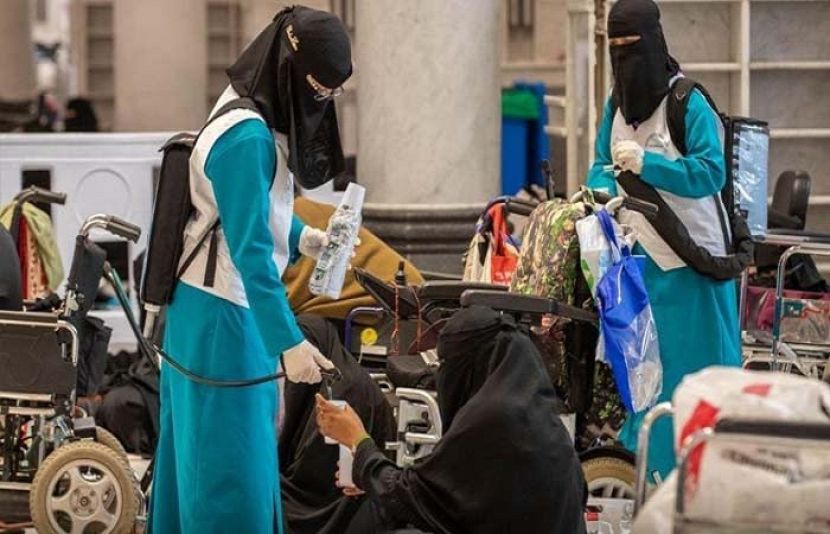 سعودی حکومت نے پہلی بار مسجد الحرام میں خواتین رضاکاروں کو تعینات کردیا