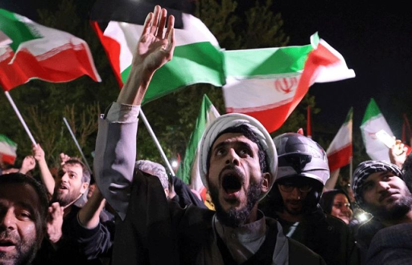 اسرائیل پر ایران کے ڈرون حملوں پر تہران میں شہریوں نے سڑکوں پر نکل کر جشن منا رہے ہیں