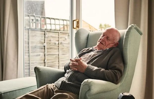 حالیہ تحقیق نے بزرگ افراد میں شرحِ اموات اور ان کی نیند کے درمیان ایک لرزہ خیز تعلق دریافت کیا ہے