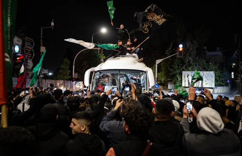 حماس اور اسرائیل کے درمیان عارضی جنگ بندی کے معاہدے کے بعد دونوں جانب سے درجنوں یرغمالیوں کو رہا کیا جاچکا ہے