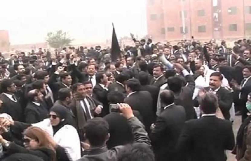 ملتان میں جوڈیشل کمپلیکس میں سہولتوں کی عدم فراہمی پر وکلاء کا احتجاج