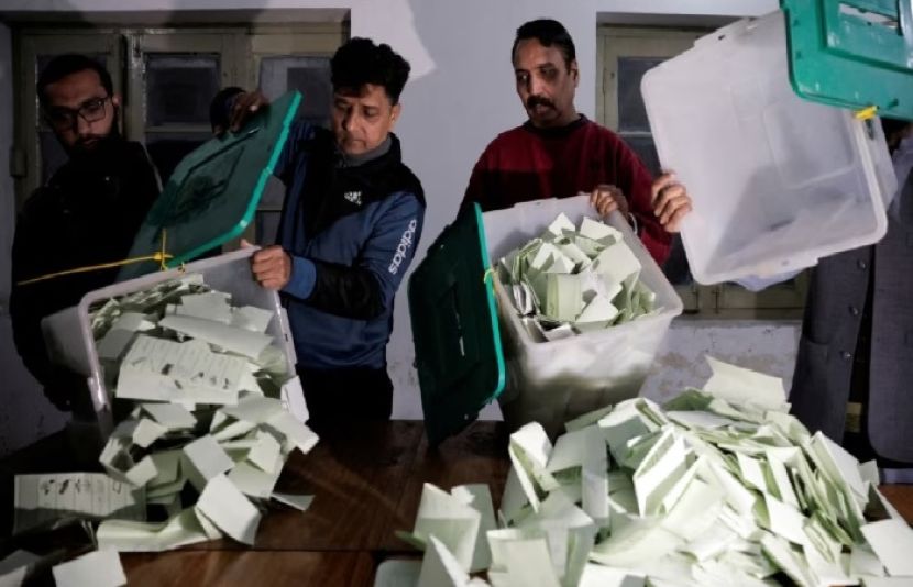 آزاد کشمیر قانون ساز اسمبلی کے مختلف حلقوں کے غیر سرکاری اور غیر حتمی نتائج کے مطابق مسلم لیگ (ن) اور پاکستان پیپلز پارٹی کے درمیان کانٹے کا مقابلہ جاری ہے