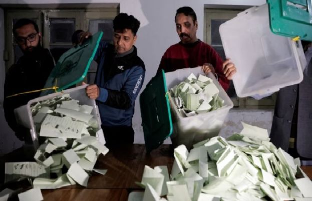 آزاد کشمیر قانون ساز اسمبلی کے مختلف حلقوں کے غیر سرکاری اور غیر حتمی نتائج کے مطابق مسلم لیگ (ن) اور پاکستان پیپلز پارٹی کے درمیان کانٹے کا مقابلہ جاری ہے