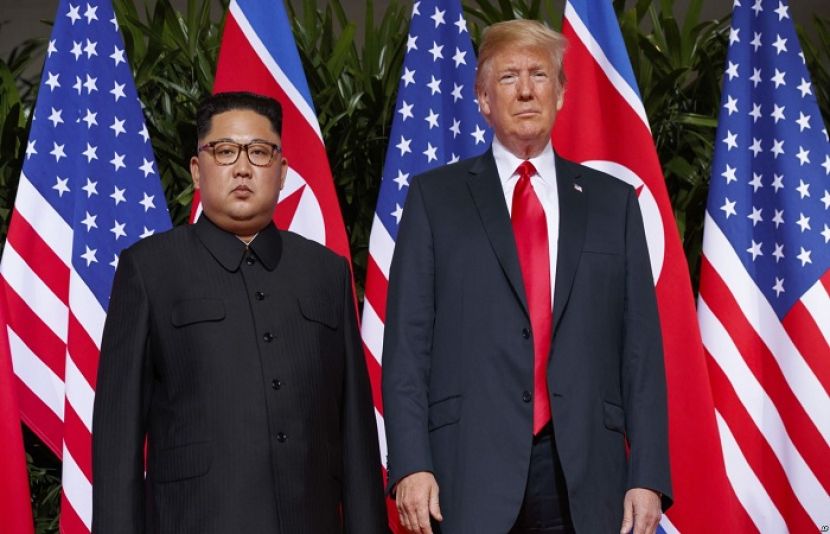 صدر ٹرمپ اور شمالی کوریا کے سربراہ کم جونگ ان، سنگاپور پر تاریخی ملاقات کے موقع پر۔ 12 جون 2018