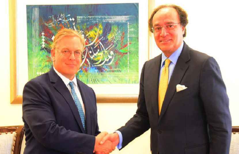 امریکی سفیر ڈونلڈ بلوم نے وزیر خزانہ محمد اورنگزیب سے ملاقات۔