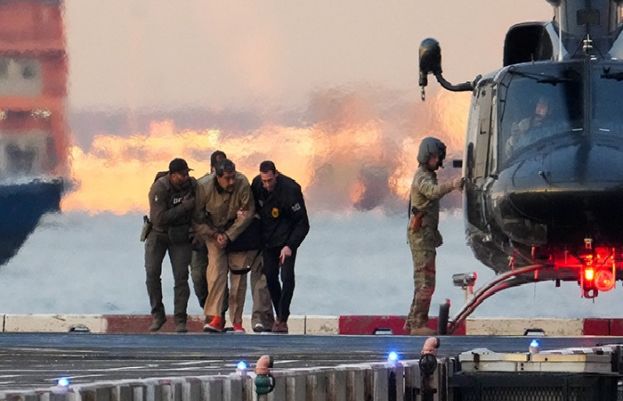 ہتھکڑی لگے اور لنگڑاتے وینزویلا کے صدر کو امریکی عدالت میں پیش کردیا گیا