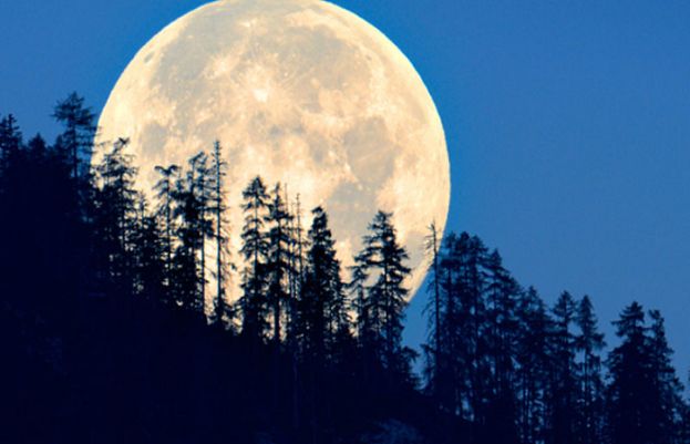 پاکستان میں آخری سپر مون کا نظارہ