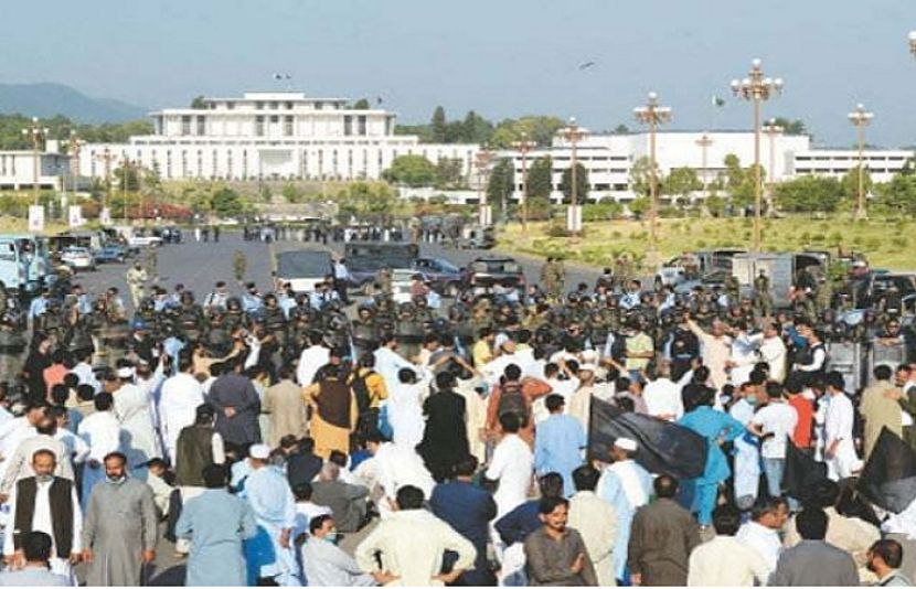 احتجاجی مظاہروں میں سرکاری ملازمین کی شرکت پر پابندی،  وزارت داخلہ نے خبردار کردیا