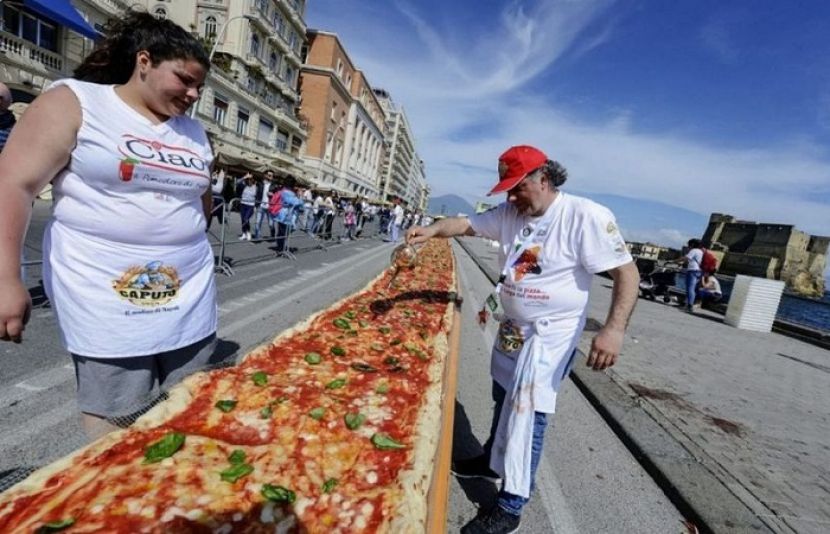 خاص شخصیت کیلئے 35 فٹ لمبا پیزا تیار کیا، کون ھے ہو۔۔؟