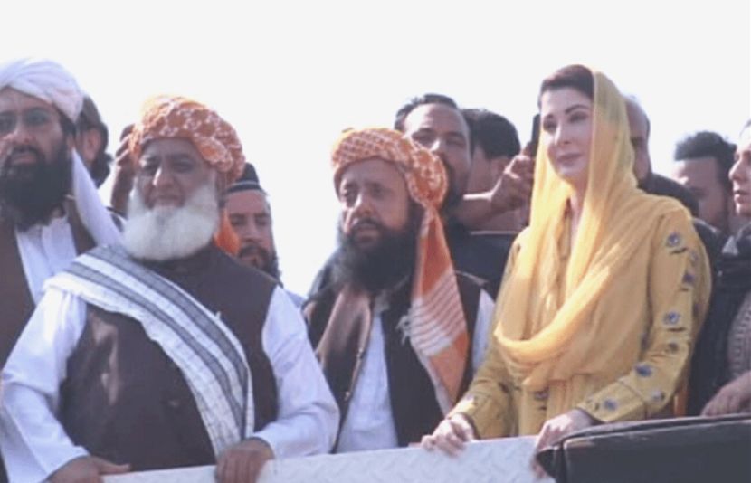 پی ڈی ایم دھرنا: کارکنان سپریم کورٹ کے سامنے موجود، قیادت بھی پہنچ گئی