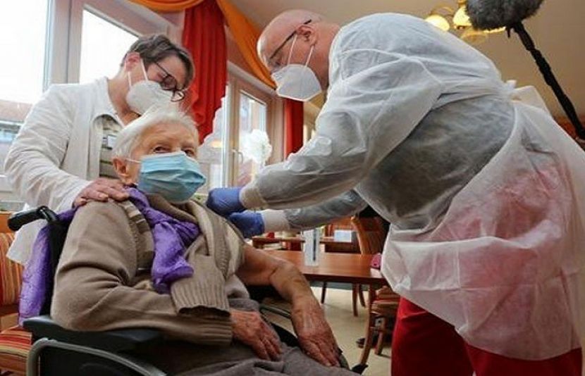  جرمنی کی 101 سالہ خاتون سے یورپی ممالک میں کورونا ویکسی نیشن کا آغاز کیا گیا