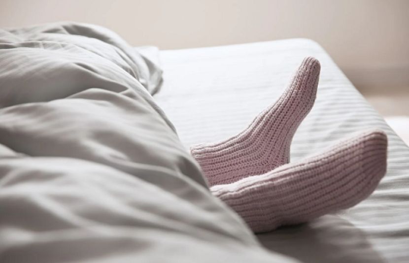 سردی کے موسم میں زیادہ تر لوگ ٹھنڈ سے بچنے کے لیے رات کو سوئٹر اور موزے پہن کر سوتے ہیں