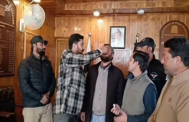 سکردو میں پولیو ویکسین پلانے سے انکار پراسسٹنٹ کمشنر نے بچے کے والد کو بھی قطرے پلا دیے