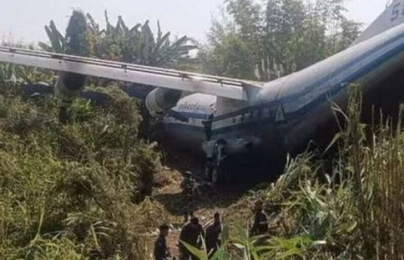میانمار کا فوجی طیارہ لینڈنگ کے دوران بھارتی ایئرپورٹ کے رن وے سے ٹکرا کر تباہ ہوگیا۔