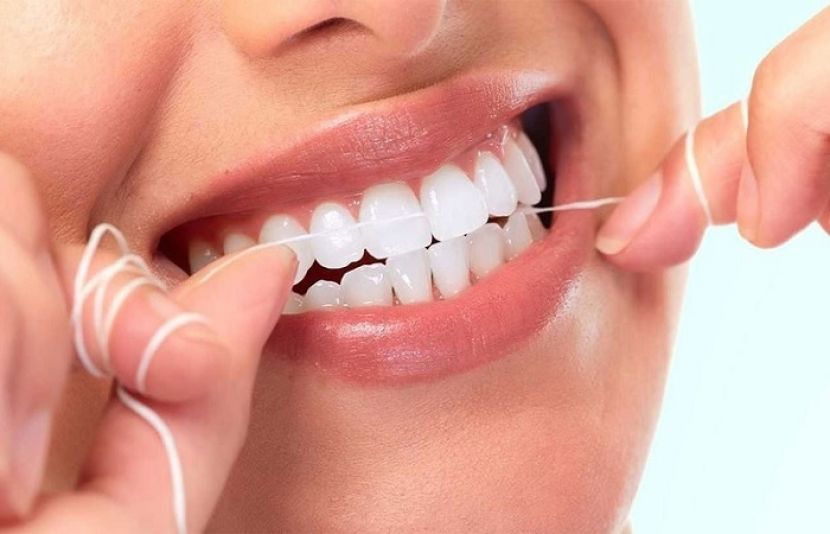 دانتوں میں خلال کرنا