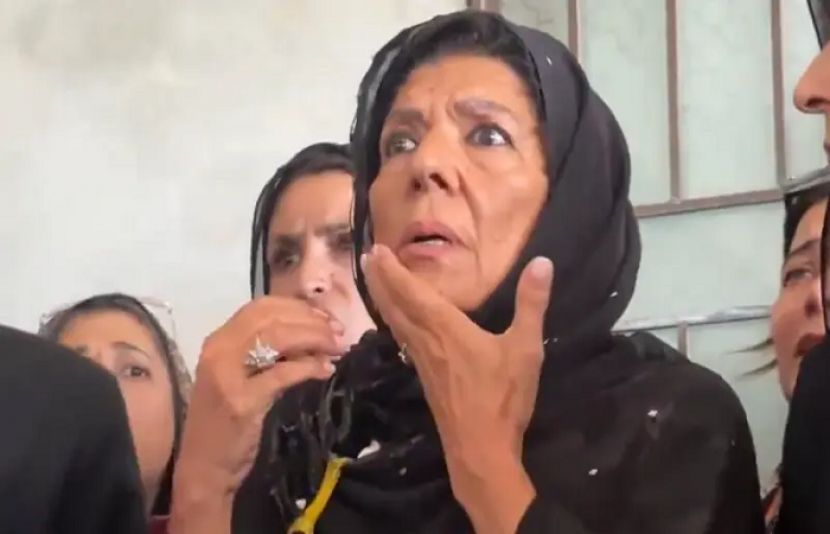 اڈیالہ جیل کے باہر عمران خان کی بہن علیمہ خان پر انڈا پھینکنے کا واقعہ پیش آیا ہے