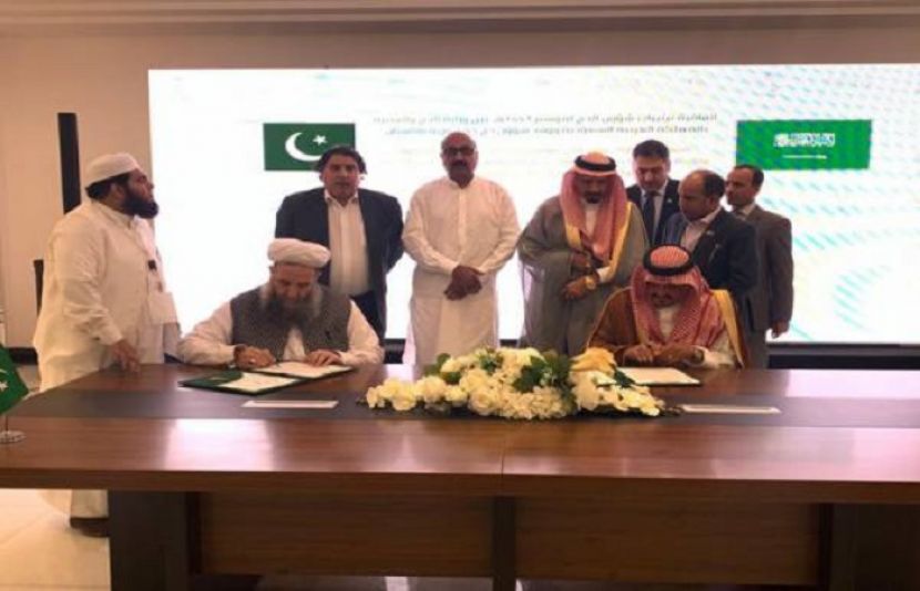  وفاقی وزیرمذہبی امور نور الحق قادری نے اور سعودی عرب کے ڈاکٹر صالح بن بنتن حج معاہدہ پر دستخط کر رہے ہیں