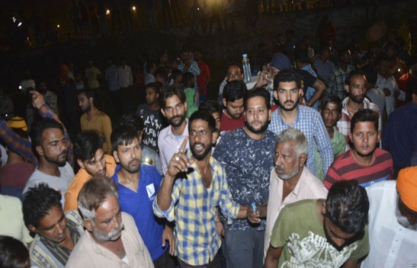 امرتسر میں حادثے کے مقام پر لوگوں کا ہجوم۔ دسہرے کے تہوار میں راون کے پتلے کو نذر آتش کرنے کا منظر دیکھنے کے دوران کم ازکم 100 افراد ٹرین کی لپیٹ میں آگئے تھے۔ 19 اکتوبر 2018