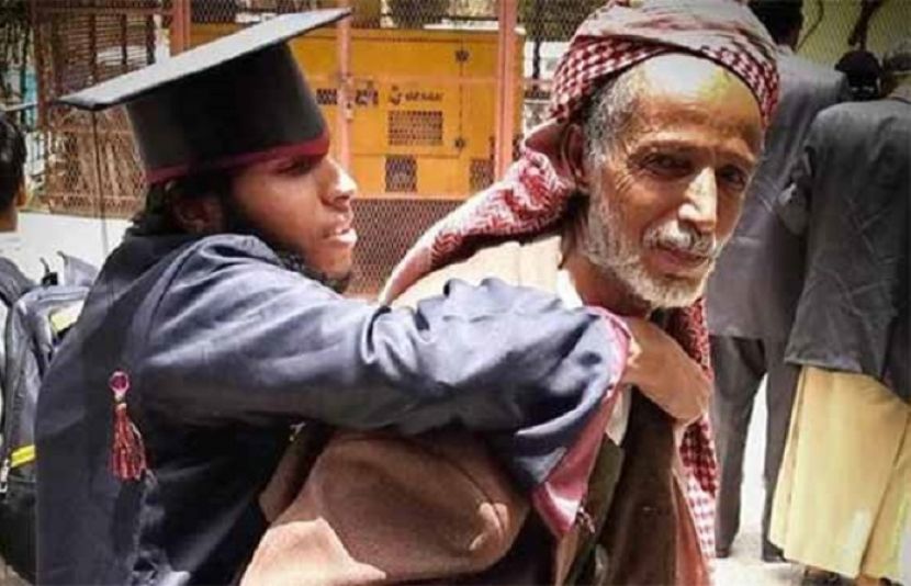 معذور بیٹے کی گریجویشن پر بوڑھے یمنی کے چہرے پر اطمینان اور مسرت