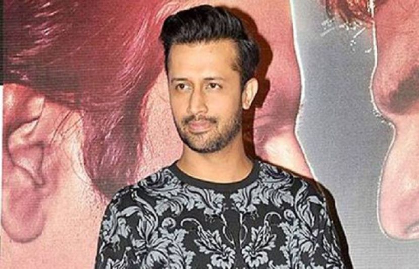 پاکستان کے معروف گلوکار عاطف اسلم نے حال ہی میں دبئی سے اپنی فیملی کے دلکش لمحات کی تصاویر اور ویڈیوز سوشل میڈیا پر شیئر کیں