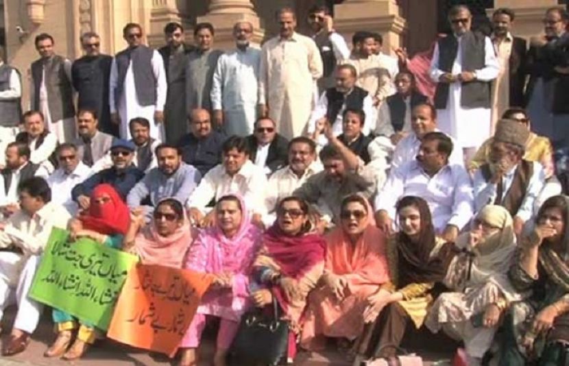 ن لیگ کا اراکین کے ایوان میں داخلے پر پابندی کیخلاف پنجاب اسمبلی کے باہر احتجاج