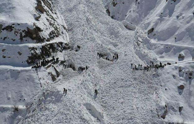 کے ٹو پر کیمپ ون کے قریب برفانی تودہ گرنے سے ایک مقامی پورٹر جاں بحق
